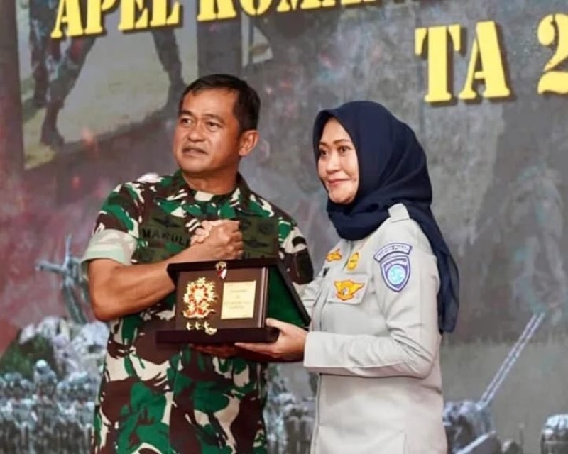Sejumlah alat keselamatan lalu lintas tersebut, diserahkan oleh Direktur Operasional Jasa Raharja Dewi Aryani Suzana, kepada Pangkostrad Letjen. TNI. Maruli Simanjuntak. Foto: istimewa.