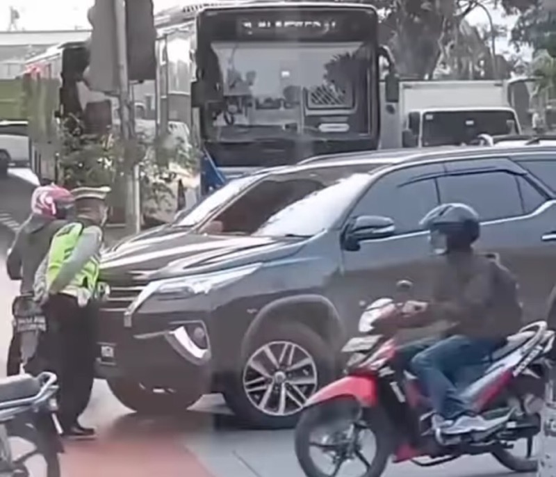 Fortuner yang menyeruduk Aiptu Torus Marasi Parapat, polisi lalu lintas yang tengah bertugas di traffic light Cengkareng, Jakarta Barat. Foto: istimewa.