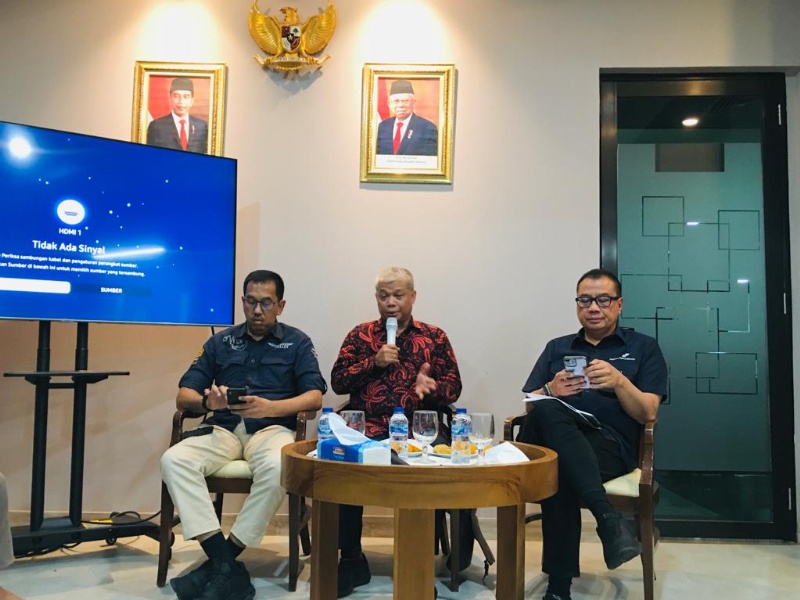 Direktu Operasional Airnav Indonesia (tengah)