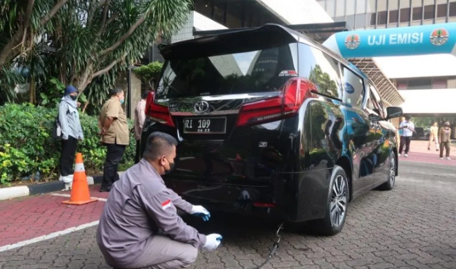 Seorang petugas melakukan uji emisi terhadap kendaraan bermotor di teras samping auditorium Gedung Manggala Wanabakti Kementerian LHK, Jakarta Pusat, Selasa (21/3/2023). (ANTARA/Sugiharto Purnama)