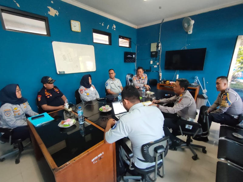 PT Jasa Raharja Perwakilan Sukabumi bersama mitra dari Dinas Perhubungan Kabupaten Sukabumi, Satuan Lalu Lintas Polres Sukabumi dan Stakeholder lainnya mengadakan Rapat Forum Komunikasi Lalu Lintas Angkutan Jalan (FKLLAJ) di Aula Rapat Terminal Pelabuhan Ratu, Jumat (17/3/2023). Foto: istimewa.