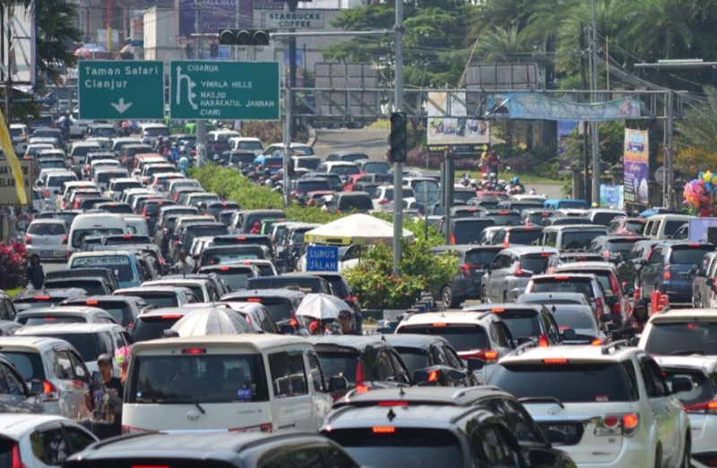 Kepadatan lalu lintas terjadi di sejumlah Jalan Raya Puncak, Kabupaten Bogor, Jawa Barat (Jabar). Kepadatan mulai terjadi sejak siang hari. Foto: istimewa.