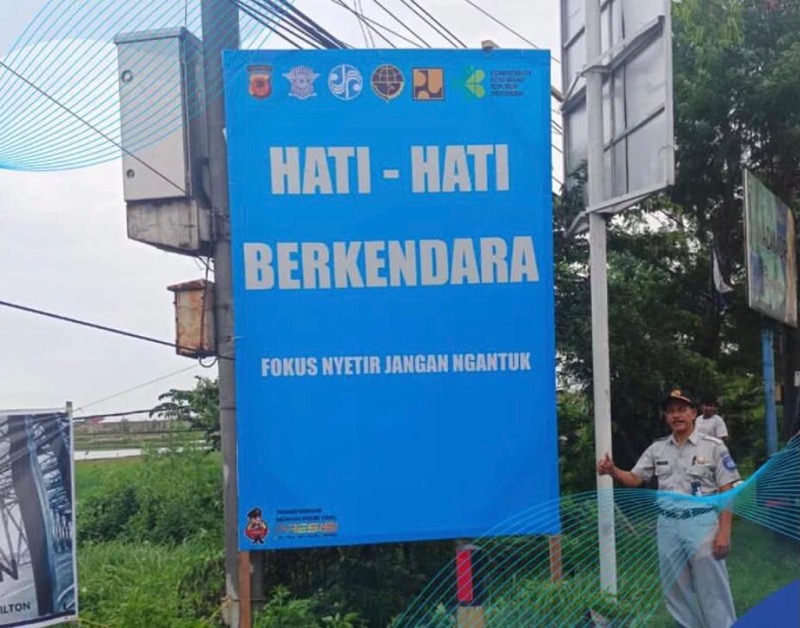 Sebagai salah satu bentuk pencegahan kecelakaan, Jasa Raharja Cirebon bersama dengan Satlantas Polresta Cirebon melakukan pemasangan spanduk imbauan dibeberapa lokasi rawan laka, Selasa (21/3/2023). Foto: istimewa.