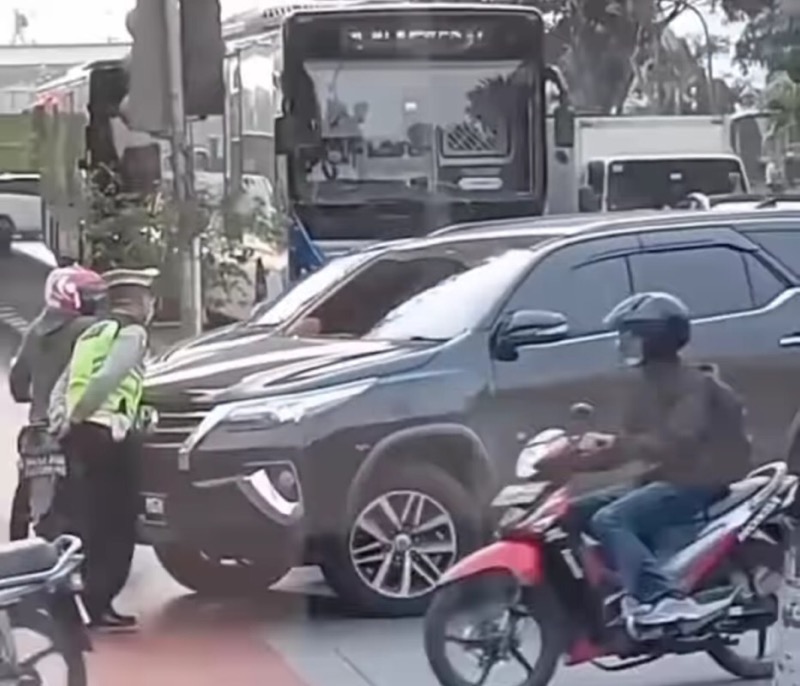 Viral video pengemudi Fortuner ‘ngegas hingga ‘menyundul’ anggota Polantas yang menyetopnya. Peristiwa tersebut terjadi di persimpangan kawasan Cengkareng, Jakarta Barat, pada Senin (20/3/2023), sekitar pukul 17.00 WIB. Foto: istimewa.