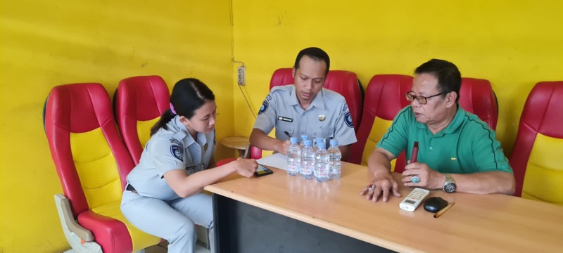 Staf Administrasi TK  I Samsat Kota Bekasi Aditya Andri Mulya dan Pelaksana Administrasi Samsat Outlet Ahmad Yani Laely Apriliana Putri Melakukan Kunjungan Kerja ke PT Zaki Eshan Perkasa (Zep trans) Bekasi dalam upaya meningkatkan Penerimaan IWKBU Sektor 33 Tahun 1964 di Wilayah Kerja Jasa Raharja Bekasi, Selasa (21/3/2023). Foto: istimewa.