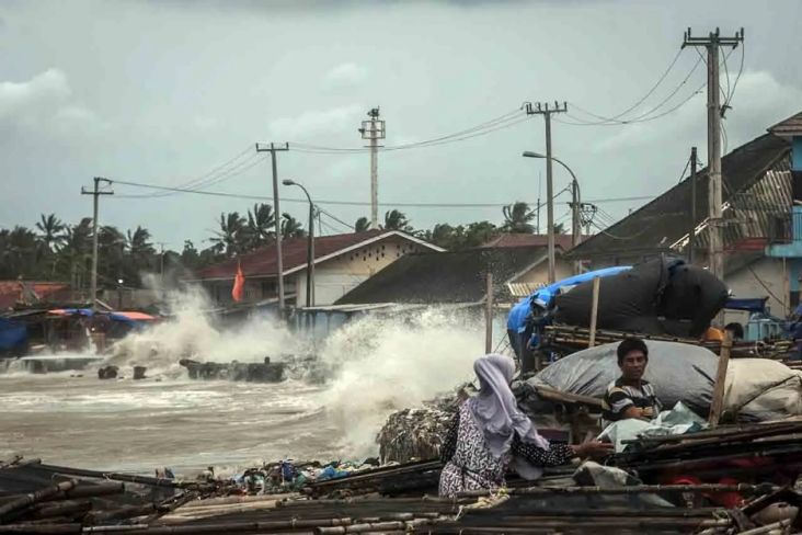BMKG mengeluarkan peringatan dini gelombang tinggi yang berpotensi terjadi di beberapa wilayah perairan Indonesia pada 23-24 Maret 2023.