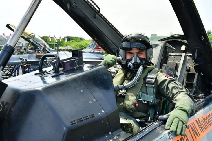 KSAL Laksamana TNI Muhammad Ali menjajal pesawat tempur F16 TNI AU di Lanud Iswajudi, Jawa Timur. 