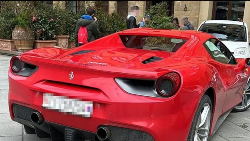 Ferrari masuk alun-alun Florence (Foto: CNN) 
