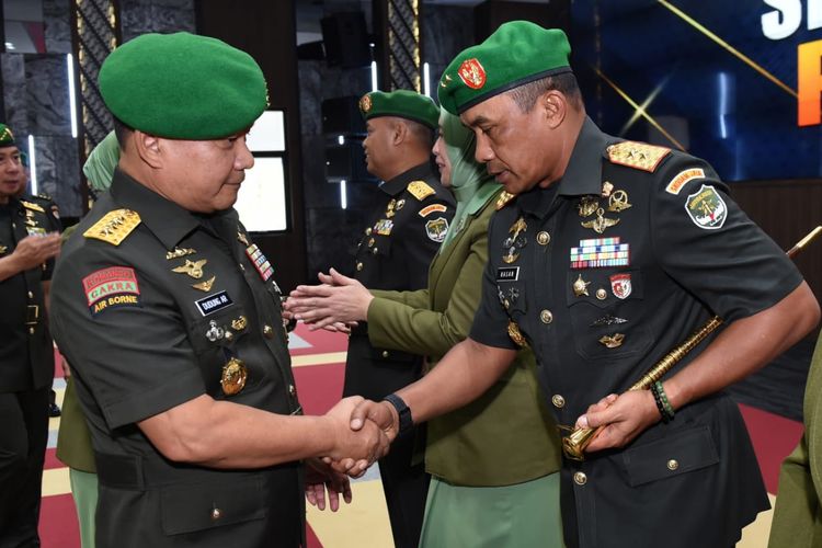 Mayor Jenderal (Mayjen) Mohammad Hasan resmi menjabat sebagai Panglima Kodam (Pangdam) Jaya/Jayakarta setelah dilakukan serah terima jabatan (sertijab). Sertijab dipimpin langsung Kepala Staf TNI Angkatan Darat (KSAD) Jenderal Dudung Abdurachman di Markas Besar TNI AD (Mabesad), Jakarta, Jumat (24/3/2023).