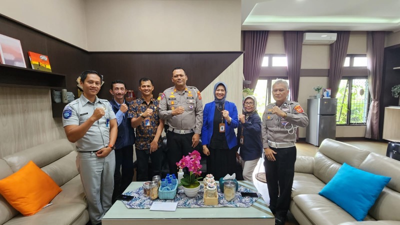 Dalam rangka terus meningkatkan sinergi dan hubungan yang apik bersama mitra kerja, PT Jasa Raharja Cabang Utama Jawa Barat melalui Dadan Setiadi selaku Penanggung Jawab Jasa Raharja Samsat Cimahi melakukan Briefing Rutin Bersama mitra kerja terkait, Selasa (21/3/2023). Foto: istimewa.