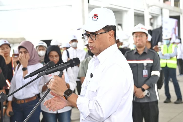Menteri Perhubungan (Menhub) Budi Karya Sumadi dalam peninjauan pembangunan konstruksi proyek kereta cepat Jakarta-Bandung (KCJB), Sabtu (28/1/2023). (Dok. Kemenhub)
