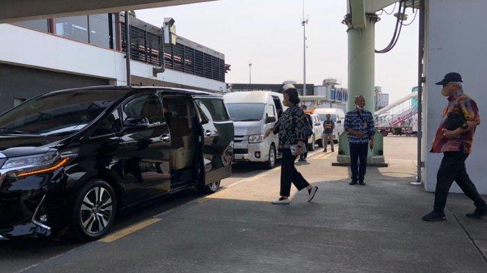 Alphard Sakti yang bisa masuk ke apron Bandara Soetta dan viral di media sosial ternyata menjemput Menkeu Sri Mulyani. Kini Sri Mulyani tuai berbagai komentar dari netizen. 