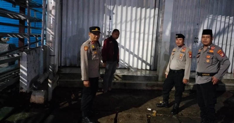 Polsek Bantargebang dipimpin Kanitreskrim AKP Karna bersama anggota Polsek Bantargebang mengelar pemantauan dan Pengawasan isi Maklumat Bersama 3 Pilar Kota Bekasi terkait operasional Tempat Hiburan Malam (THM) di wilayah Hukum Polsek Bantargebang, Sabtu (25/3/2023) malam.