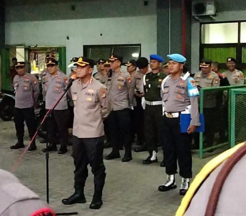 Kapolres Metro Bekasi Kota, Kombes Pol Dani Hamdani pimpin apel pengamanan.
