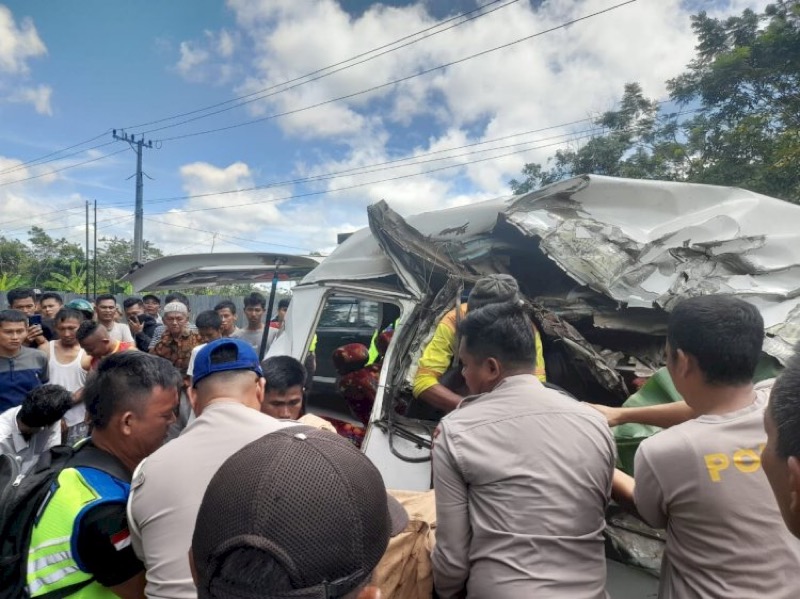 Mobil travel ringsek usai terlibat kecelakaan. Foto: istimewa.