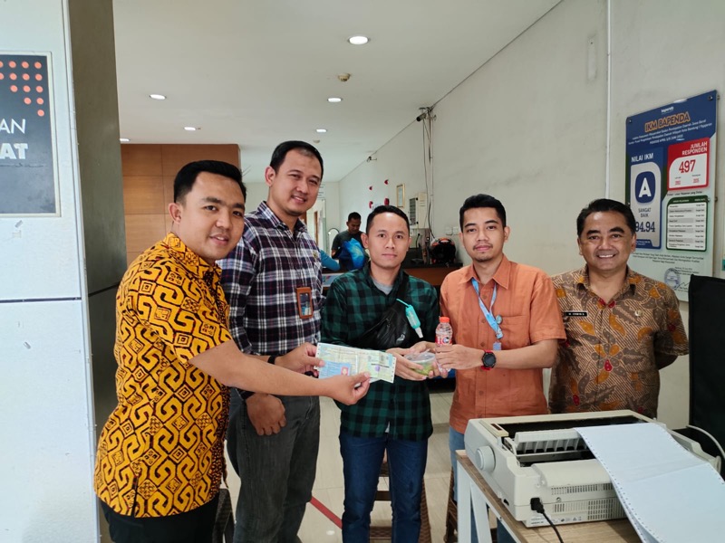 Petugas Samsat Pajajaran Kota Bandung melakukan kegiatan Samsat Sore Pajajaran bersama Mitra Bapenda P3DW Pajajaran, Kepolisian, dan BJB Cabang Bandung, Jumat (25/3/2023). Foto: istimewa.