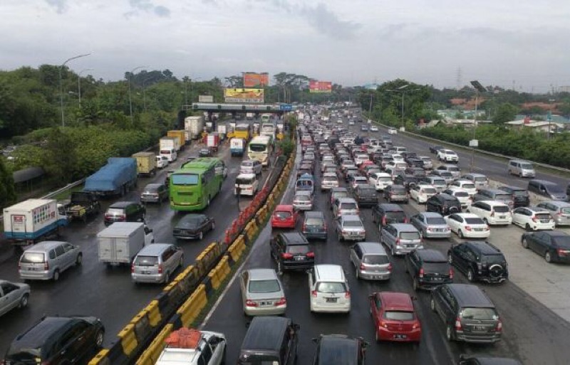 Kondisi lalu lintas di Tol Dalam Kota dari Cawang ke arah Kuningan, Jakarta Selatan pagi ini mengalami kepadatan. Kepadatan tersebut akibat meningkatnya volume kendaraan. Foto: istimewa.