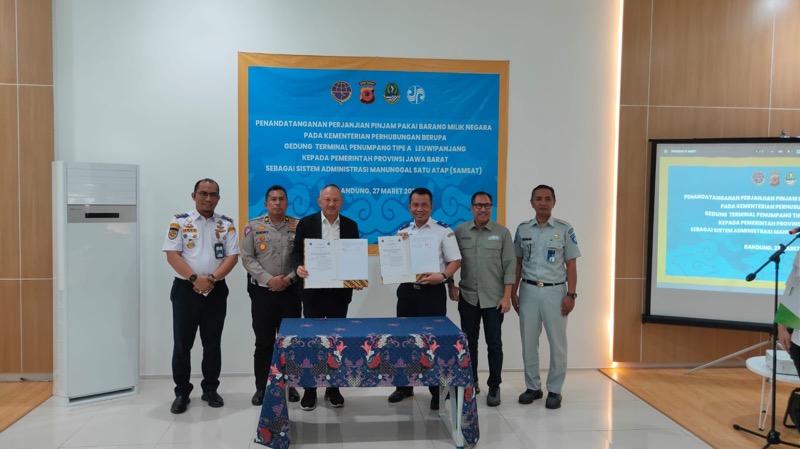 Kegiatan penandatanganan Perjanjian Pinjam Pakai Barang Milik Negara pada Kementrian Pehubungan yang berupa Gedung Terminal Penumpang Tipe A Leuwipanjang Kepada Pemerintah Provinsi Jawa Barat untuk digunakan sebagai Sistem Administrasi Manunggal Satu atap (SAMSAT). Foto: istimewa.