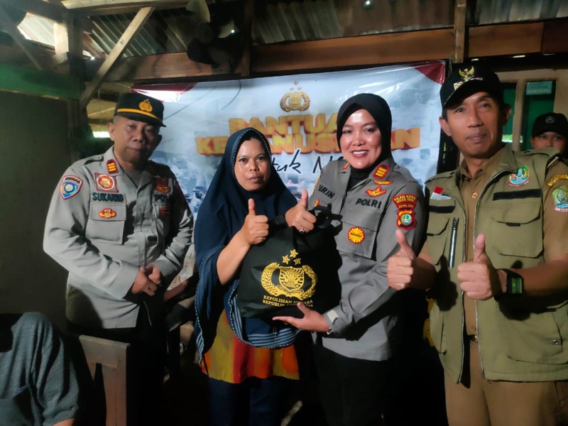 Kapolsek Bantargebang AKP Ririn Sri Damayanti, bersama jajarannya menyalurkan bantuan sosial kemanusiaan Kapolri berupa 50 paket sembako kepada warga kurang mampu.