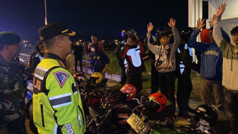 Selama bulan puasa, Satlantas Polresta Bandung menggelar patroli untuk mencegah aksi balap liar di seputaran Jalan Al Fathu dan exit Tol Soroja, Kabupaten Bandung. Patroli antisipasi balap liar itu dilaksanakan polisi terutama pada waktu subuh. Foto: istimewa.