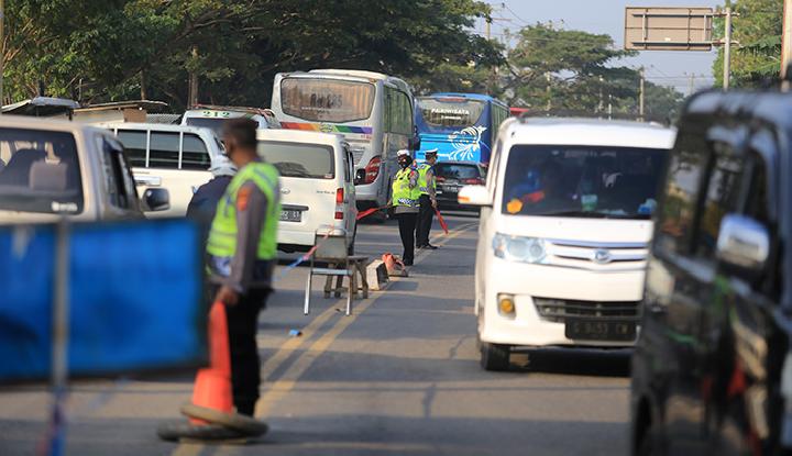 Personel Polisi dari Polres Indramayu mengatur lalu lintas saat terjadi kepadatan di jalur pantura Lohbener, Indramayu, Jawa Barat, Minggu 8 Mei 2022.(Ilustrasi)