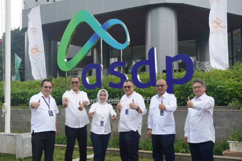 Dirut ASDP Indonesia Ferry bersama jajaran Direksi dengan latar belakang ligi baru ASDP