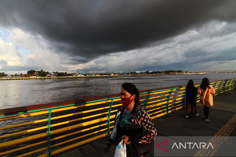 Awan menyelimuti langit di atas laut.