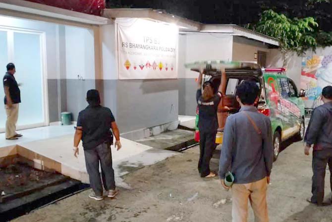 Jenasah pria yang tewas tertabrak kereta api di Argomulyo, Sedayu, Bantul saat dibawa ke RS Bhayangkara Yogyakarta, Minggu (26/3/2023). (Dok Humas Polres Bantul)