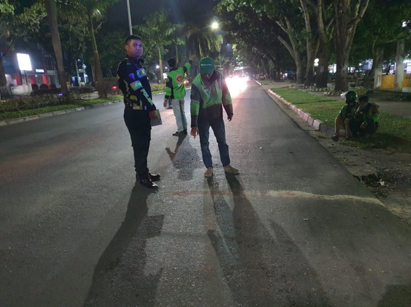 Nasib nahas menimpa Lia Hendriani, ibu-ibu muda pengendara ojek online (ojol) yang sedang melintas di Jalan Jenderal Sudirman, Pekanbaru pada Senin (27/3/2023) malam. Foto: istimewa.