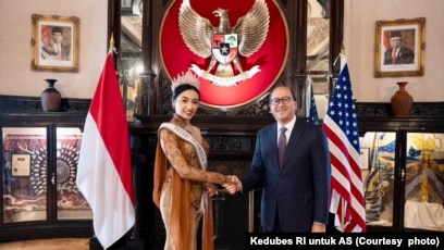 Putri Indonesia Sumatra Utara Sarah Panjaitan diterima Duta Besar RI untuk Amerika Serikat Rosan Roeslani di Washington, DC, 24 Januari 2023 (Foto: Kedubes RI)