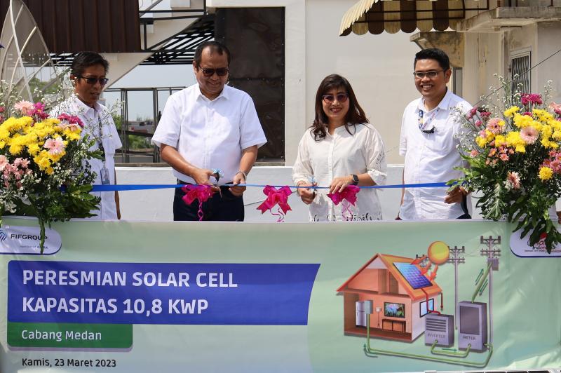 Peresmian pemasangan solar panel 10,8 KWp di Cabang Medan/foto:istimewa/FIF Group