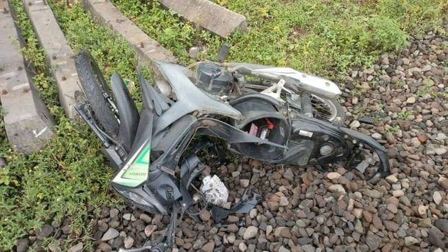 Sepeda motor pasutri yang tewas tertabrak KA di Malang. (Foto: Istimewa)