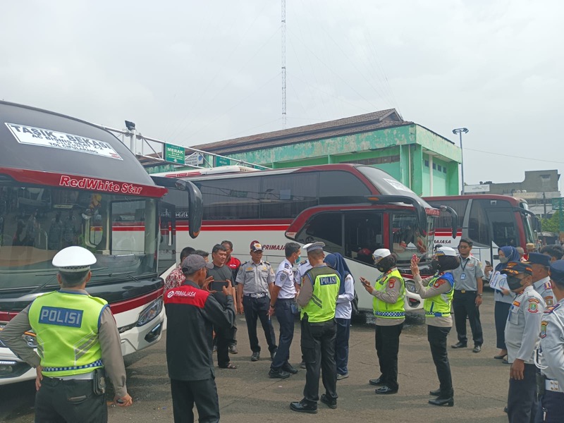 Dinas Perhubungan (Dishub) Kota Bekasi menggelar inspeksi keselamatan kendaraan atau ramp check di Terminal Induk Kota Bekasi, Selasa (28/3/2023).