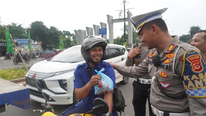 Satlantas Polres Bogor membagikan 200 paket takjil gratis kepada masyarakat pengguna jalan raya di Simpang Pemda Cibinong, Bogor, Jawa Barat. Rabu (29/3/2023). Foto: istimewa.