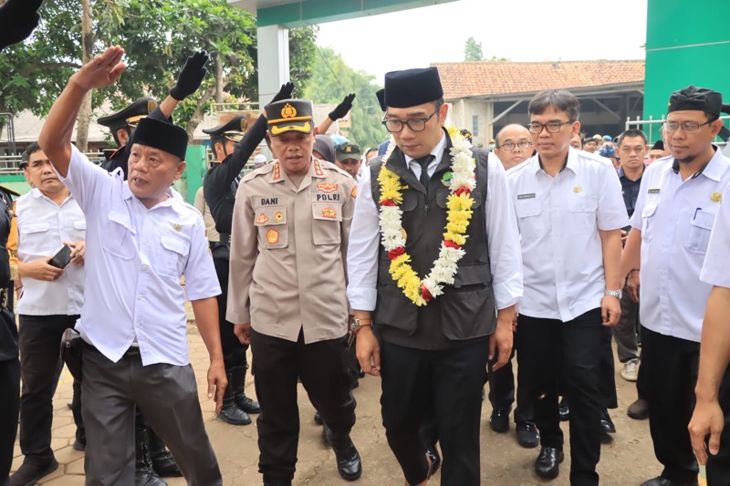 Kapolres Metro Bekasi Kota Kombes Pol Dani Hamdani hadiri kegiatan kunjungan Gubernur Jawa Barat Mochamad Ridwan Kamil dalam rangka silahturahmi dengan guru dan siswa se-Kota Bekasi.