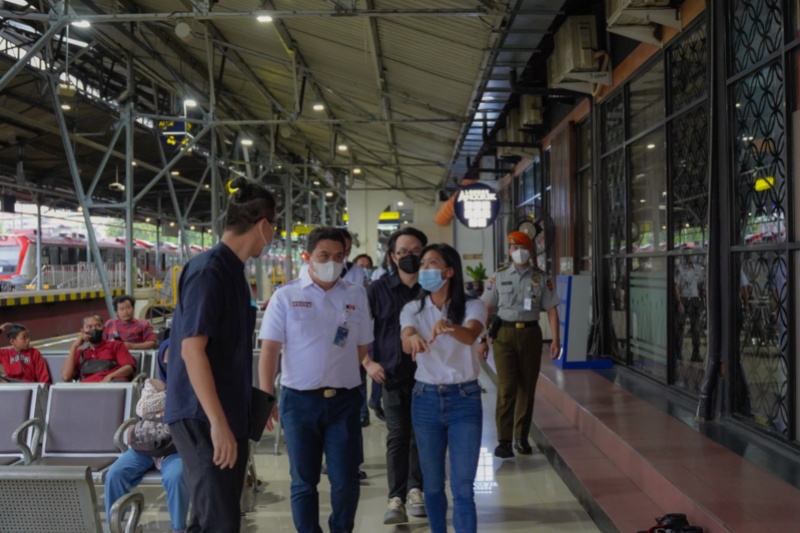 Maya Watono di sela tinjauan Stasiun Tugu Yogyakarta