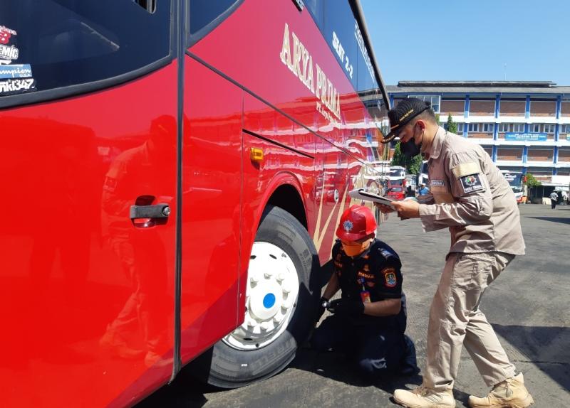 Bus di Terminal Bekasi dilakukan Ramp Check untuk kesiapan angkutan Mudik Lebaran 2023.