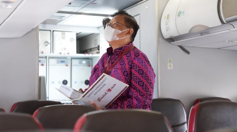 Presiden Direktur Lion Air Group, Capt. Daniel Putut Kuncoro Adi sedang melakukan ramp check di pesawat Airbus 320 Batik Air.