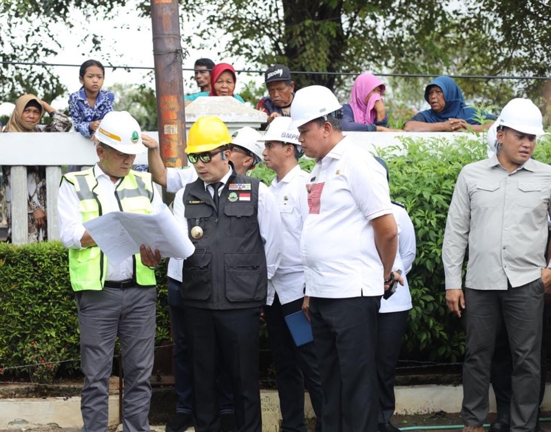 Gubernur Jawa Barat Ridwan Kamil yang akan melihat langsung proses perbaikan Jalan Provinsi yang berada di Jalan Kartini Bekasi Timur Margahayu Kota Bekasi.