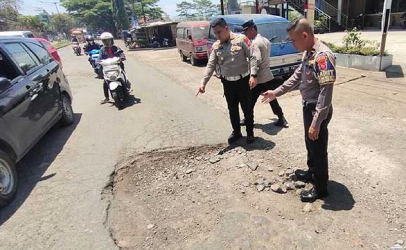 Menjelang libur arus mudik dan balik Lebaran tahun 2023, jajaran Satlantas Polres Sukabumi Kota, melakukan peninjauan Jalur Lingkar Selatan (Lingsel) yang kondisinya rusak parah. Foto: istimewa.