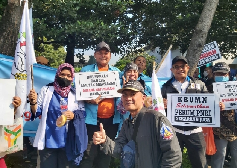 Karyawan Percetakan Negara RI saat berunjuk rasa/foto:sekarpnri