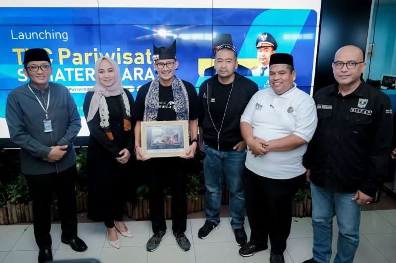 Menparekraf Sandiaga Uno tengah di sela launching TVC Tambuah Ciek