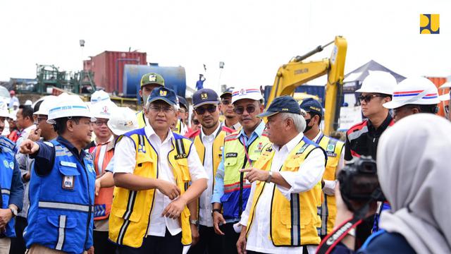 Menteri PUPR Basuki Hadimuljono saat meninjau Jalan Tol Cileunyi-Sumedang-Dawuan (Cisumdawu) di Jawa Barat, Kamis (30/3/2023). 