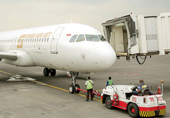 Operator pushback car didampingi headset man (berdiri kiri) dan wingman (kanan) mendorong pesawat Super Air Jet ke area taxiway di Terminal 1 Bandara Internasional Juanda, Selasa (28/3). (Ist)