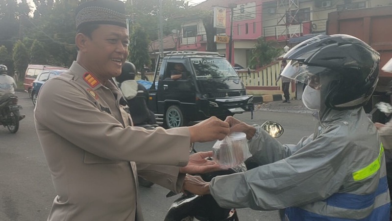 Wakapolsek Bantargebang, AKP M. Sahari membagikan takjil kepada masyarakat pengguna jalan.