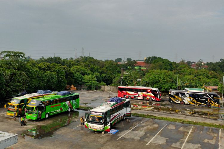 Bus AKAP di Terminal Terpadu Pulo Gebang.