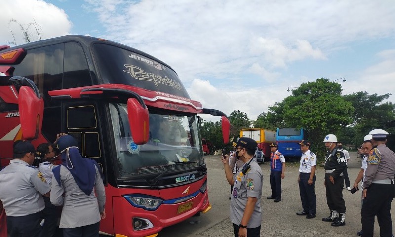 Kepolisian Resor Bogor melaksanakan uji coba kelayakan (ramp check) terhadap bus yang akan digunakan sebagai kendaraan mudik pada libur Lebaran 1444 Hijriah di Kabupaten Bogor, Jawa Barat, Jumat (31/3/2023). Foto: istimewa.