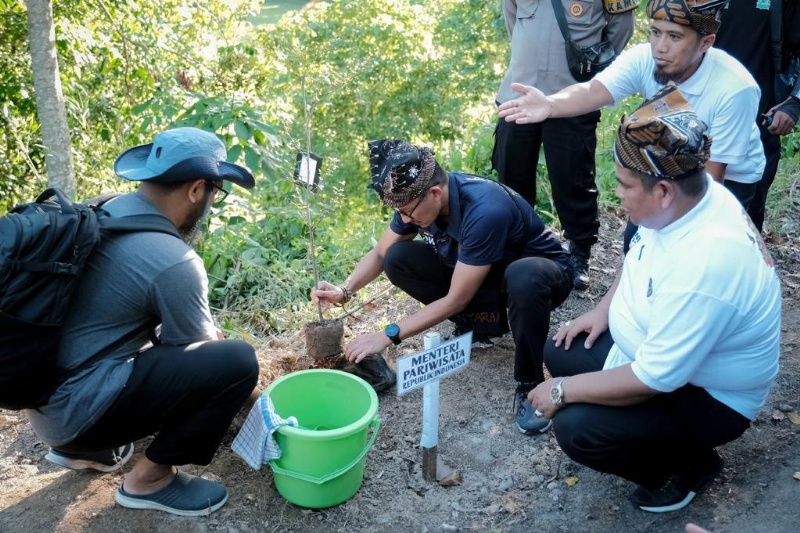 Menparekraf Sandiaga Uno di salah satu spot Desa Wisata Nyarai