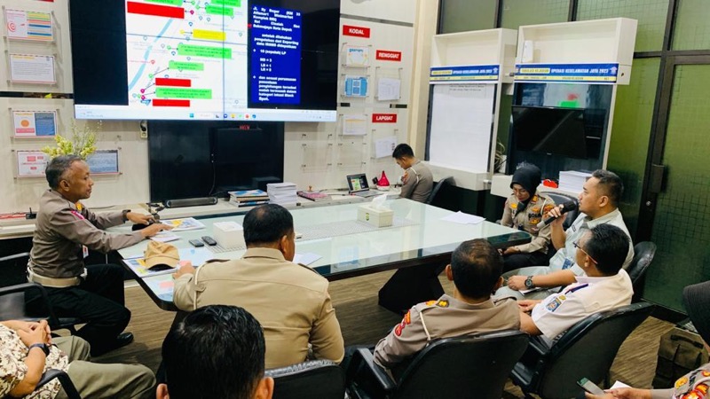 Satlantas Polres Metro Depok beserta tim dari Korlantas Polda Metro mengadakan Focus Group Discussion (FGD) diskusi yang dilakukan secara sistematis, Kamis (30/3/2023). Foto: istimewa.