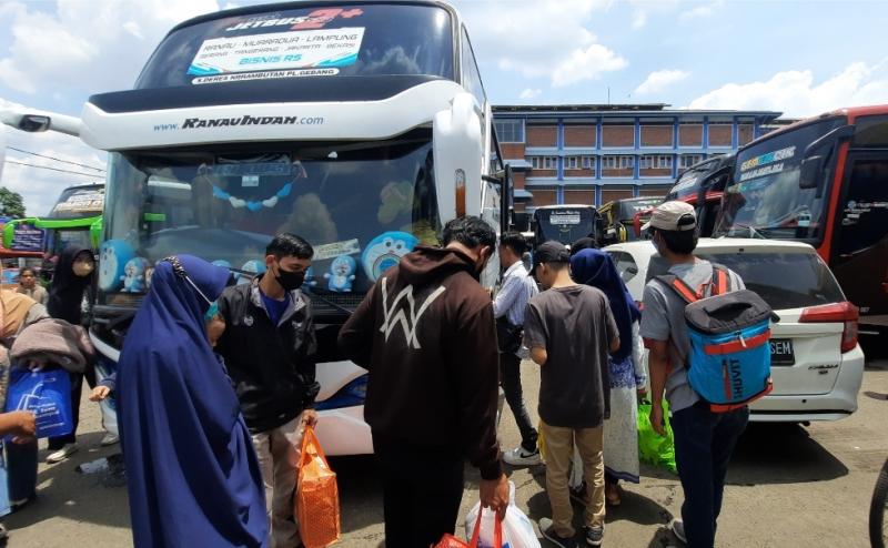 Sejumlah pemudik di Terminal Bekasi memilih pulang kampung lebih awal pada Ahad (2/4/2023).